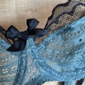 Beautiful mystery bra! Sage green & black lace split-color underwire